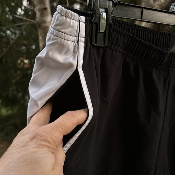 Nike Black Elastic Waist Capris Pants Athletic Activewear White Stripes L 12-14 - Picture 5 of 16